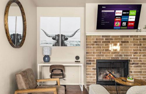 Serene SoCo Escape, Walk to Cafes and Free Parking - Photo 16