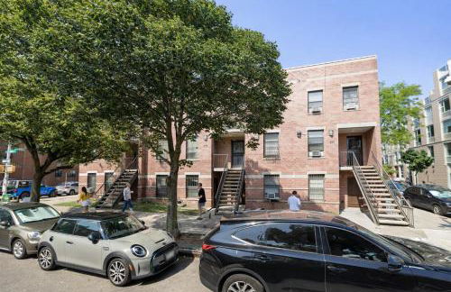 Modern 2BR Brooklyn Retreat Near Manhattan with Private Backyard - Photo 27