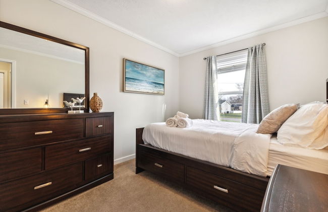 Sunsets & Serenity: Port Clinton Waterfront Stay 3 Bedroom Home - Photo 7