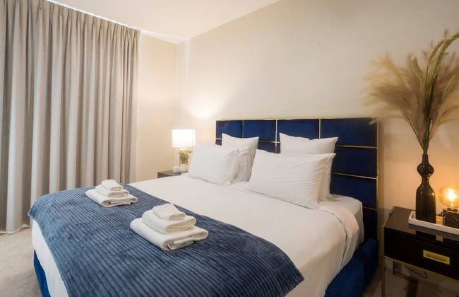 Brilliant 3 Month Corporate Rental With Balcony - Photo 3