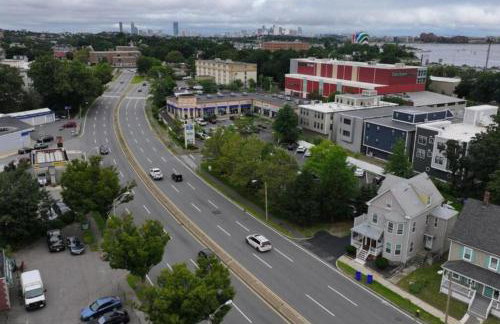 988 - 2 4BR Boston Cozy Getaway near Geneva Cliffs - Foto 33