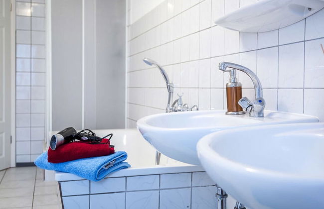 Courtyard View - Manor by the Lake - Photo 12