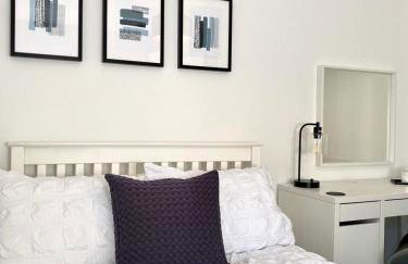 3 bedroom - 2 bathroom Townhouse in Corstorphine Near Murrayfield Stadium - Direct Bus To Edinburgh City Centre in 20 Minutes - Two Private Parking Spaces - Private Sunny Garden - Recently Refurbished - Foto 17