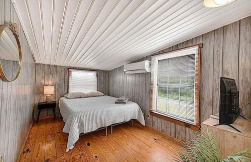 Shipwrecked Shack Waterfront House Boat on Land - Foto 17