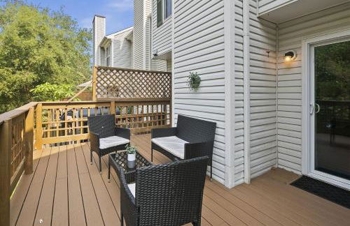 4BR Townhome, Close to Shops & Restaurants, 40 Mins to DC - Foto 28