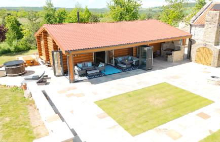 Entire Luxury Log Cabin Sleeps 6 with Private Hot Tub & Scenic Views near Durham & Bishop Auckland - Foto 29