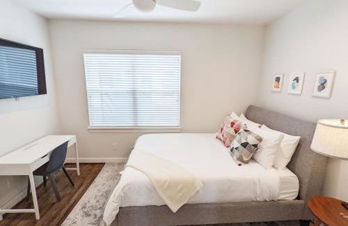 TMC 3-Story Townhome FREE EV Charge - Foto 18