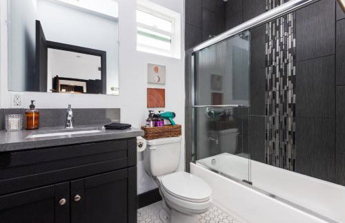 Spacious Luxury Villas in the heart of LA! Free parking and Jacuzzi - Photo 69