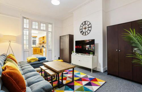 Central LDN 3-Bed Sleeps 8, Garden & Parking - Photo 4