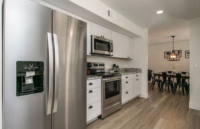 Upgraded 4-bdrm Beautiful Home W/pool! - Foto 16