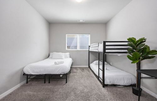 Spacious Home with Private Pool - Photo 23