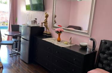 Pool Front Romantic Getaway withPrivate Entry - Foto 35