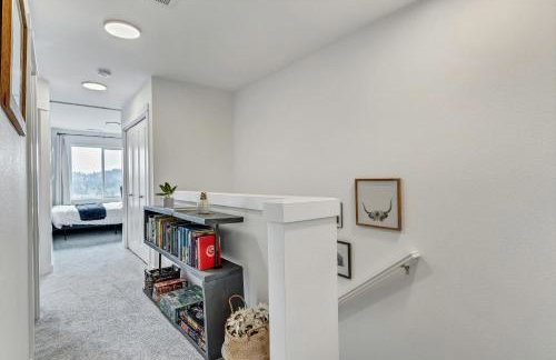 Modern and Bright Townhome with Game Room in S Salem - Foto 13