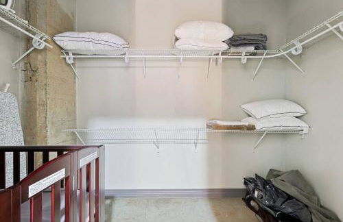 Luxury 1 Bed Downtown Views, POOL GYM Theater Room - Foto 15