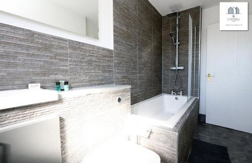 Spacious 3 Bed Home In The Heart Of Bridgend - By EKLIVING LUXE Short Lets & Serviced Accommodation - Foto 14