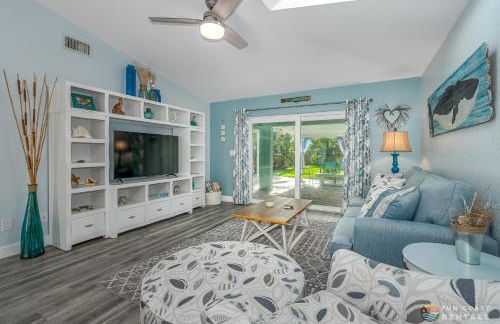 Dog Friendly Home wPrivate Fenced Yard, Garage & Fire Pit STEPS to the Beach! - Foto 1