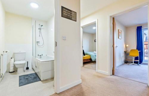 Balmoral Court -Sleeps 6 - Free Parking with Workspace - Balcony & High-Speed WiFi - Foto 26