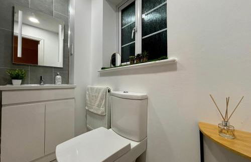 Eskdale Townhouse- Spacious 4BR ,Crawley, Free Wifi, Parking, fully equipped, contractor friendly, temporary relocations welcome, near Gatwick Airport - Foto 53