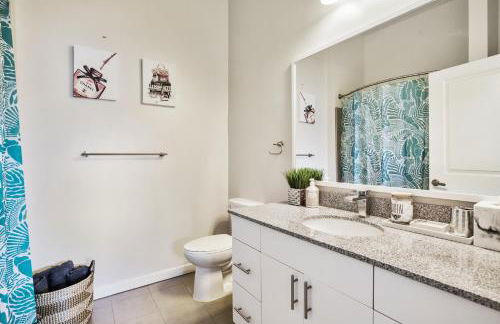 Lux House Of Champagne 2BR 2BA Free Parking & Wifi - Photo 18