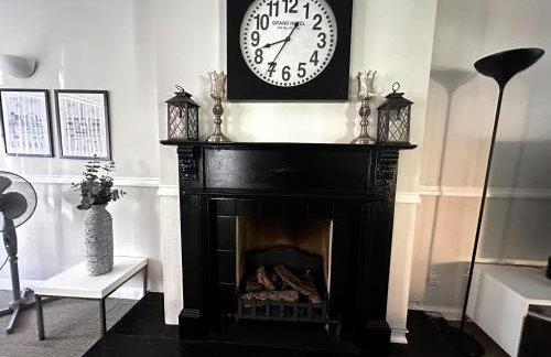 Kennedy Villa - 5 Bedroom House with Hot Tub, WiFi, Free parkings, Close to Bicester Village - Foto 16