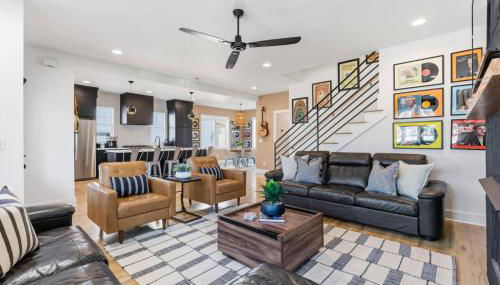 Modern House by Downtown with Garage and Fenced-in Yard - Foto 2