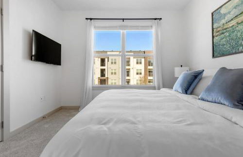 Elevated Contemporary 2BR 2BA with Balcony - Foto 24