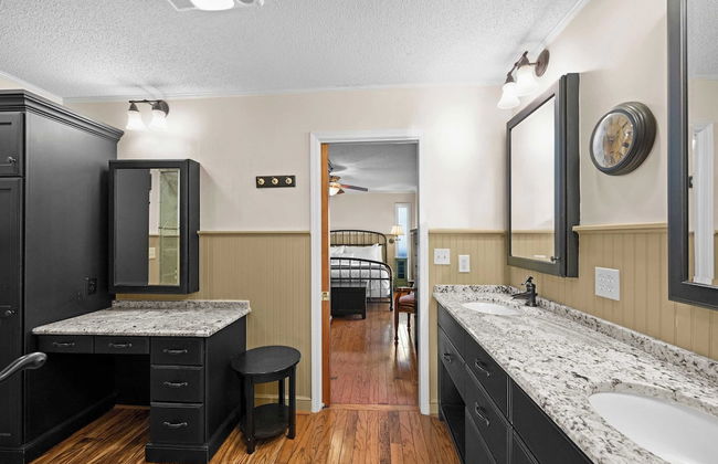 Bear Creek Lodge by Avantstay Lakefront + Dock - Photo 32