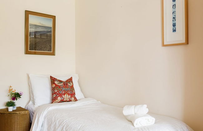 Sunny Seafront Chalet - Sleeps 6 - Photo 17