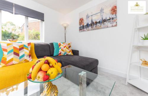 Contractors 3 Bed 2Bath House Free Off Street Parking for 2 Cars WiFi Stevenage Self Catering Sleeps 5 Guests By White Orchid Property Relocation - Foto 34