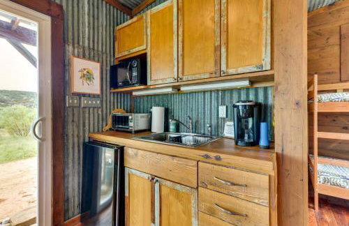 Rustic Eco-Cabin Llano River Getaway on 68 Acres! - Foto 8