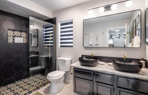 Spacious Yard, Sparkling Pool & Spa, Firepit, 9beds! - Photo 32