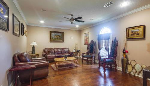 Homey Greenwood Getaway with Patio and Backyard - Foto 5