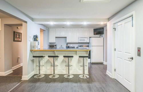 Elegant 5BR Retreat Pool & Yard - Foto 6