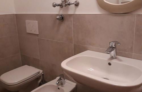 La Finestra sul Pizzo Scalino Grazioso monolocale a pochi passi dal centro cittadino - Photo 4