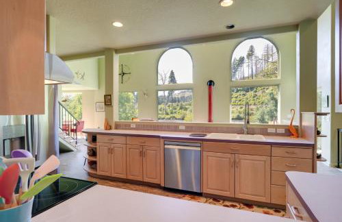 On McKenzie River! Home with Scenic Sunroom - Foto 10