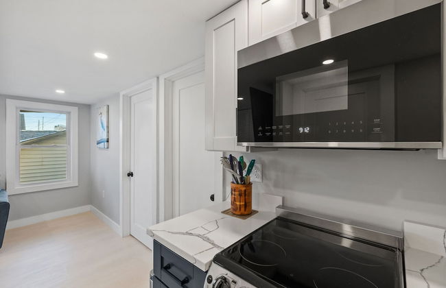 Modern Condo Perfect For Winter Rental - Photo 3