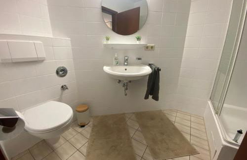 Stilvolles Apartment mit Balkon, Küche & Parkplatz - Waldstetten Zentrum - Foto 21