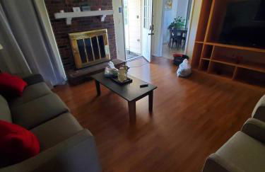 Large Fenced Yard near Midtown- Shamrock Stay - Foto 66