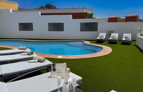 Villa Amorio a spacious modern getaway with a private heated pool & Sea Views - Foto 3