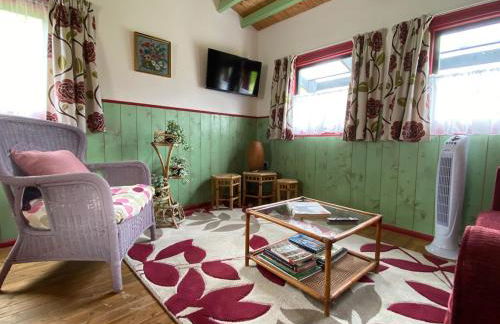 The Fabulous flower hut - Photo 7