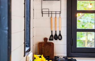 Tiny House com Banheira Privativa, Deck no Jardim com Rede Suspensa sobre o Riacho e Lareira Externa em Meio à Natureza - Photo 9