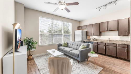 Prime SoCo King Bed 1BR & 2BR Suites w Gym, Pickleball, Laundry - Photo 3