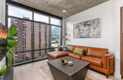 Exceptional 1BD BA-PoolHotTubGymParking- Downtown! - Foto 16