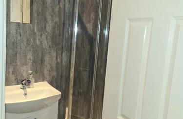 The Reading apartment with gardens, suitable for contractors - Photo 4