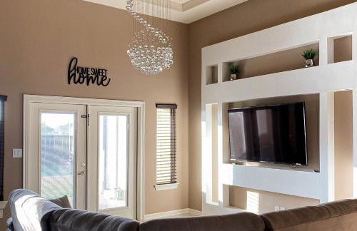 Pool, Patio and Yard Chic South Texas Home - Foto 9