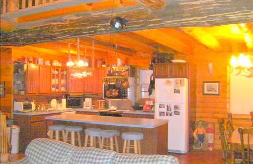 Spacious and Rustic Cabin Rental in the Woods near Catoctin Mountain Park, Maryland - Foto 12