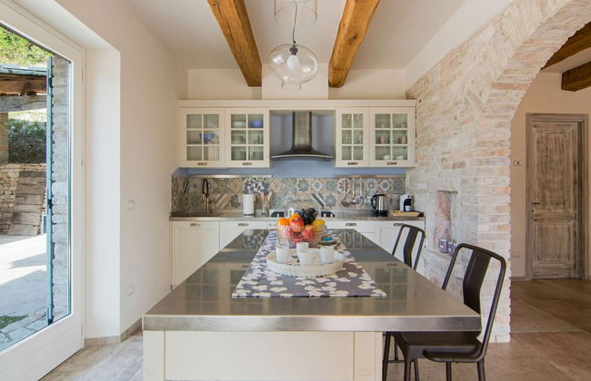 Chic Villa in Acqualagna with Hot Tub in Pool & Private Garden - Foto 29