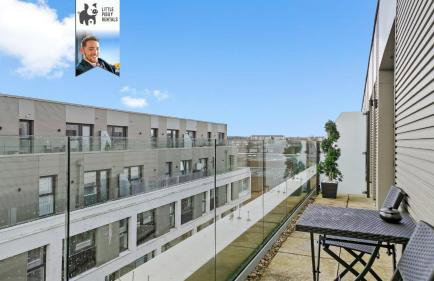 Luxury Balcony Penthouse with 4K TV and Soundbar - Foto 3