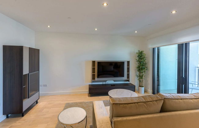 Luxury Modern Apartment With Exceptional Views! Hosted by Sweetstay - Photo 22