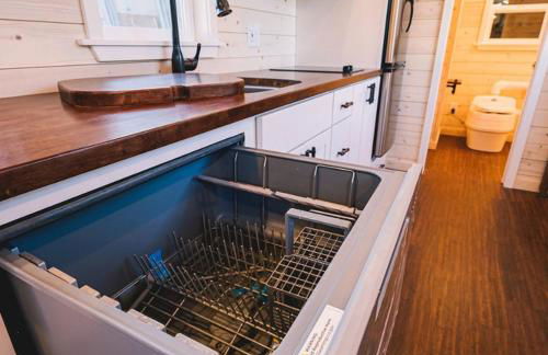 Couple’s retreat in Tiny Home w soaking tub/beach - Foto 14